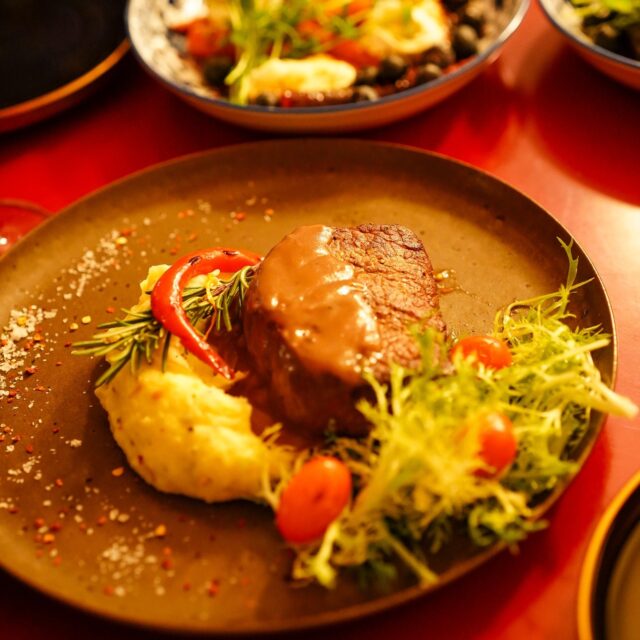 Królewska uczta dla miłośników mięsa – Black Angus, czyli kulinarna perfekcja na Twoim talerzu! 🥩🍷

👉 Weekend to idealny moment, aby pozwolić sobie na prawdziwą ucztę. Nasze flagowe danie to kwintesencja luksusowej kuchni mięsnej, która zdobyła uznanie nawet najbardziej wymagających koneserów.

🥩 Wykorzystujemy wyłącznie certyfikowaną wołowinę Black Angus, słynącą z wyjątkowego marmurkowienia, które gwarantuje niezrównaną soczystość i głębię smaku. 

Proces przygotowania to prawdziwy popis kunsztu:
✅ Mięso jest temperowane, aby osiągnąć idealną temperaturę przed grillowaniem
✅ Każdy kawałek trafia na rozgrzany grill pod czujnym okiem szefa kuchni
✅ Stopień wysmażenia dostosowujemy do preferencji gościa

Towarzyszące dodatki to przemyślana kompozycja:
✅ Aksamitne puree ziemniaczane z truflą dodaje ziemistej elegancji
✅ Sos maderski, przygotowywany przez wiele godzin, wnosi winną głębię
✅ Grillowane pomidorki cherry stanowią orzeźwiający kontrapunkt

Black Angus doskonale komponuje się z kieliszkiem XIII Lunas Rioja Crianza, którego dębowe nuty i owocowy charakter podkreślają wyjątkowość mięsa.

Zarezerwuj stolik na wieczór i doświadcz kulinarnej doskonałości!

#PremiumBeef #SteakLover #FineDining #NiekłótniaExperience