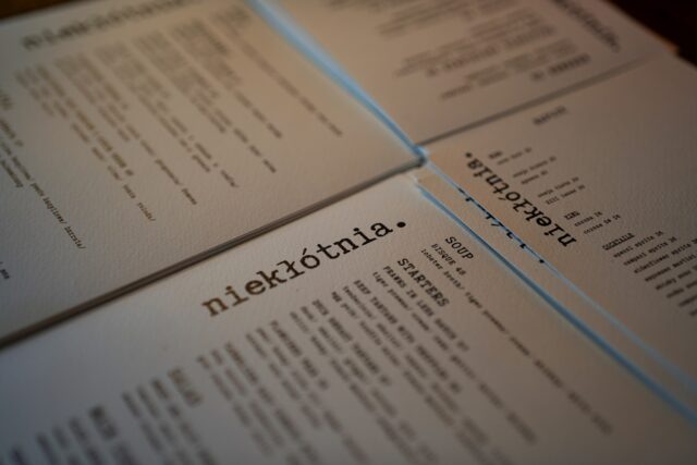 IDEALNE POŁĄCZENIA - RESTAURANT WEEK + NIEKŁÓTNIA

👉 MENU A + WINE PAIRING:
• Carpaccio z krewetek tygrysich z awokado - 🍷 Chardonnay
• Medaliony z polędwicy wołowej - 🍷 Graciano/Malbec lub Rioja Crianza
• Tarta z migdałowym musem i gruszkami - 🍷 Dry Muscat

👉 MENU B + WINE PAIRING:
• Pieczony por z palonym masłem - 🍷 Sauvignon Blanc
• Kremowe risotto z krewetkami - 🍷 Verdejo
• Portokalopita (ciasto pomarańczowe z Krety) - 🍷 Dry Muscat

Każde wino zostało starannie dobrane przez naszego sommeliera, aby podkreślić charakter dań i stworzyć harmonię smaków.

Rezerwacje: restaurantclub.pl
#WinePairing #RestaurantWeek #niekłótnia