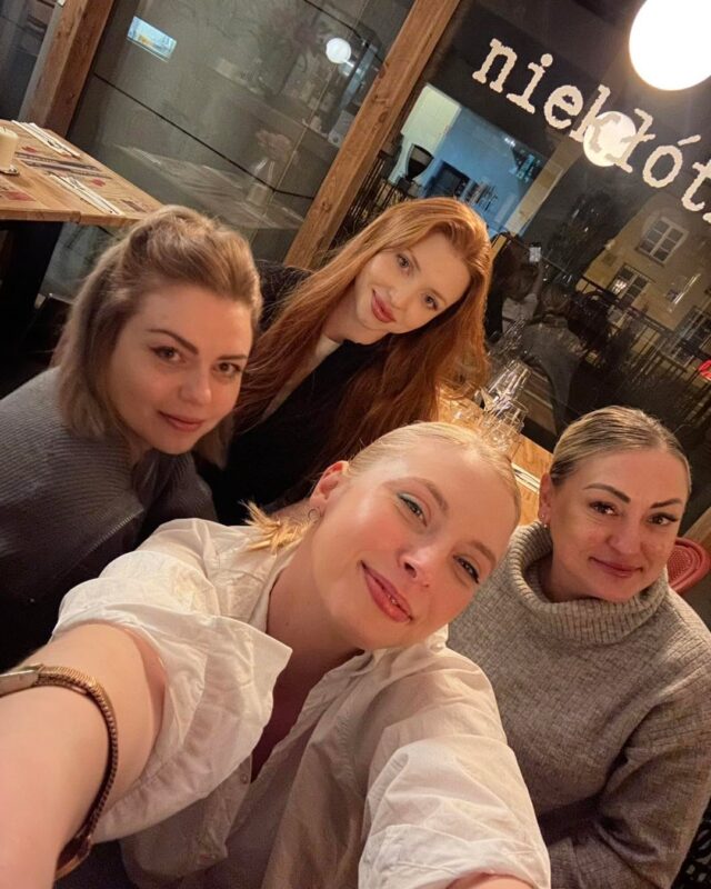 💪💐 Z okazji Dnia Kobiet pragniemy przedstawić Wam nasz wspaniały, kobiecy zespół restauracji niekłótnia! To właśnie dzięki ich pasji, profesjonalizmowi i uśmiechom każdego dnia tworzymy dla Was wyjątkowe kulinarne doświadczenia.

W naszej restauracji to kobiety nadają ton, wprowadzają ciepło i dbają o każdy detal Waszej wizyty. Ich energia, kreatywność i zaangażowanie sprawiają, że niekłótnia to miejsce pełne harmonii i niezapomnianych smaków.

Dziś świętujemy nie tylko Dzień Kobiet, ale także codzienną siłę, determinację i talent naszych wyjątkowych pań. To one stoją za sukcesem niekłótni, tworząc zespół, który pracuje z pasją i sercem.

Zapraszamy do wspólnego świętowania! Czekamy na Was z wyjątkowym menu przygotowanym specjalnie na tę okazję. Przyjdźcie i pozwólcie się rozpieścić przez najlepszy kobiecy team w Warszawie!

#DzieńKobiet #niekłótnia #KobiecaSiła #Warszawa