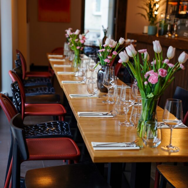 Wiosna to idealny czas na świętowanie! Planujesz wyjątkowe wydarzenie? Niekłótnia to miejsce, gdzie Twoje plany zamienimy w niezapomniane wspomnienia. 🌸🥂

Nasza restauracja przy Oboźnej 9 pomieści do 40 osób w eleganckiej, przytulnej atmosferze. 

Z powodzeniem organizujemy:
👉 Komunijne przyjęcia rodzinne
👉 Chrzciny i uroczystości rodzinne
👉  Firmowe spotkania integracyjne
👉  Eleganckie kolacje biznesowe
👉  Kameralne przyjęcia weselne

Co nas wyróżnia?
✅ Indywidualne podejście do każdego wydarzenia
✅ Menu degustacyjne dopasowane do charakteru imprezy i budżetu
✅ Możliwość personalizacji przestrzeni
✅ Profesjonalna obsługa kelnerska
✅ Doradztwo w zakresie doboru win i koktajli

Wiosenne przyjęcia w Niekłótni cieszą się ogromną popularnością – zarezerwuj termin już teraz, kontaktując się z nami: rezerwacje@nieklotnia.pl 
Powierz nam organizację swojego wyjątkowego dnia, a my zadbamy o każdy detal, by stworzyć niezapomniane wspomnienia dla Ciebie i Twoich gości!

#WiosenneEventy #OrganizacjaImprez #PrzyjęciaRodzinne #KomuniaWarszawa #NiekłótniaCelebration