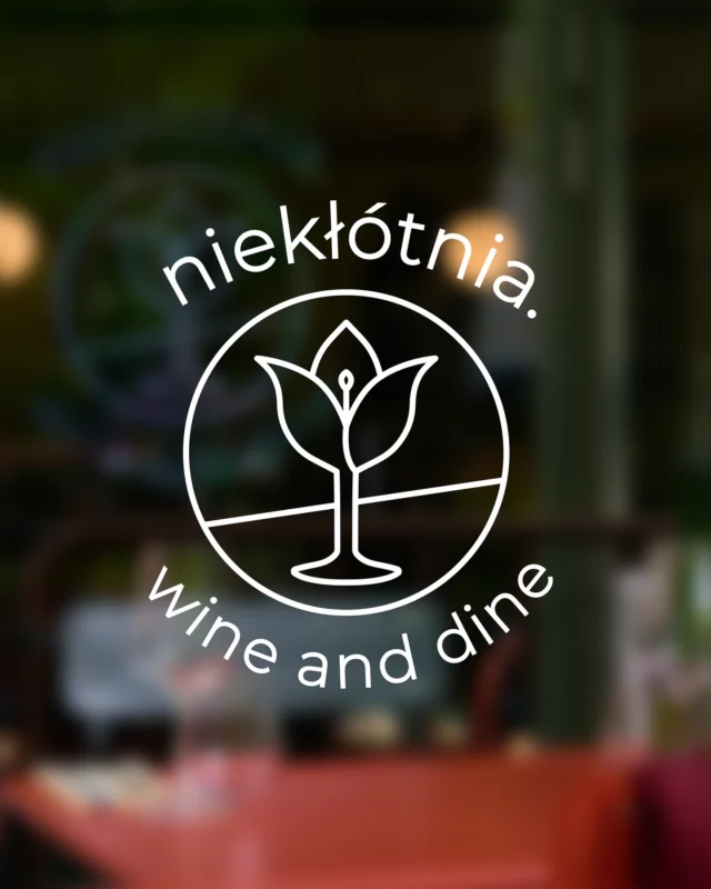 Z radością dzielimy się z Wami zmianą, która symbolizuje nowy rozdział dla naszej restauracji 🤗
Przedstawiamy nasze nowe logo, w którym zawarliśmy wszystko to, co dla nas najważniejsze.
W jego sercu znajdziecie połączenie lilii z kieliszkiem wina – dwa symbole, które nie znalazły się tam przypadkowo:

⚜️Lilia od zawsze kojarzyła nam się z harmonią i spokojem - chcieliśmy, by nasza restauracja była właśnie takim miejscem: wyciszającym, bez pośpiechu. 
🍷Kieliszek wina to ukłon w stronę wspólnego celebrowania chwil i radości płynącej z dobrego jedzenia i towarzystwa.

Nowe logo to nie tylko odświeżony wizerunek - to wyraz naszej pasji i kierunku, w jakim chcemy się rozwijać.

Dziękujemy, że jesteście z nami w tej podróży 🥰

#nowelogo #niekłótnia #zmiana #restauracja #lilia #wino #branding